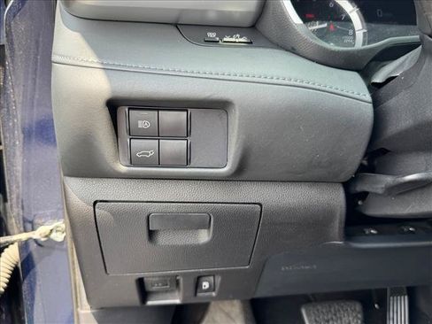 Used 2021 Toyota Highlander XLE AWD/4WD image 19