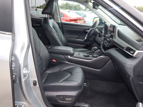 Used 2024 Toyota Highlander XLE image 29