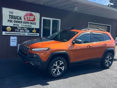 Used 2016 Jeep Cherokee Trailhawk w/ Comfort/Convenience Group AWD/4WD image 2