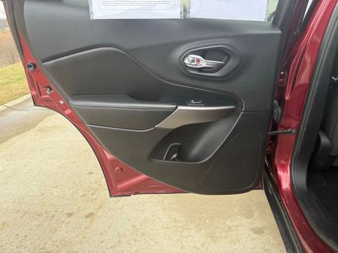 Used 2019 Jeep Cherokee Latitude w/ Popular Appearance Group image 12