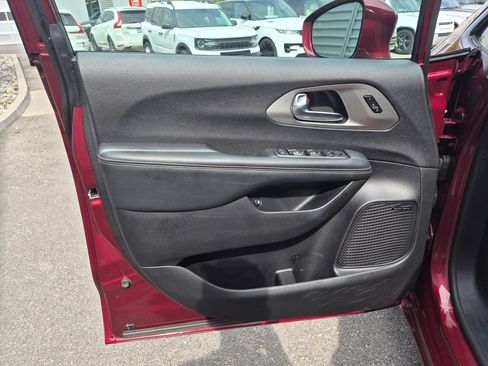 Used 2021 Chrysler Pacifica Limited w/ Uconnect Theater Family Group FWD image 12