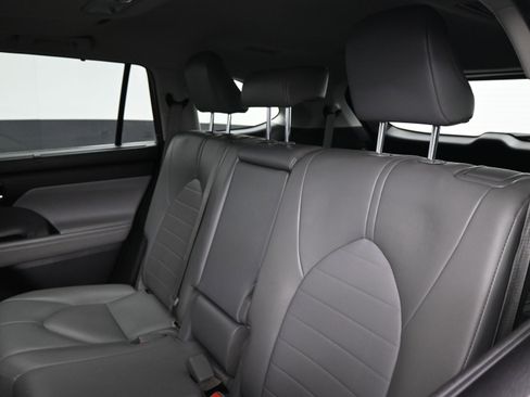 Certified 2022 Toyota Highlander XLE image 18