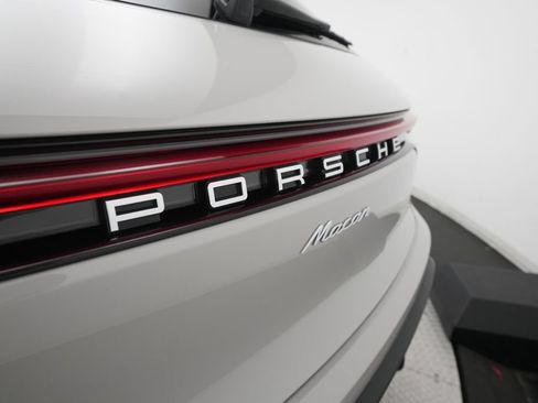 Certified 2023 Porsche Macan AWD/4WD image 33
