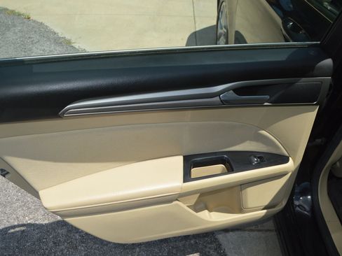 Used 2016 Ford Fusion SE FWD image 18