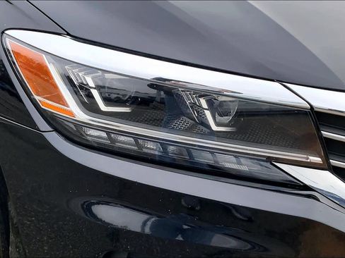 Used 2022 Volkswagen Passat 2.0T SE image 25