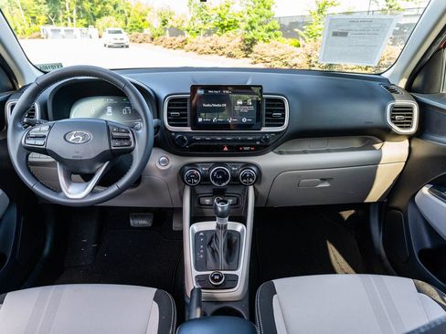Used 2024 Hyundai Venue SEL FWD image 21