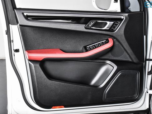 Used 2024 Porsche Macan Base w/ Premium Plus Package image 16