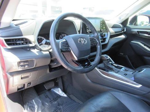 Used 2021 Toyota Highlander Limited FWD image 18