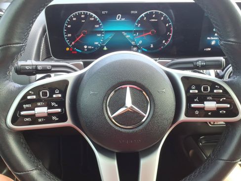 Used 2020 Mercedes-Benz GLB 250 4MATIC w/ Premium Package image 17