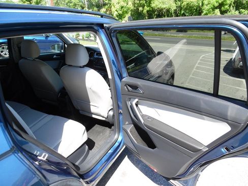 Used 2018 Volkswagen Tiguan SE AWD/4WD image 19