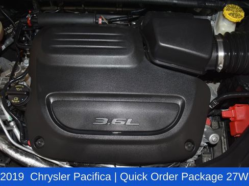 Used 2019 Chrysler Pacifica Touring Plus w/ Advanced Safetytec Group FWD image 7