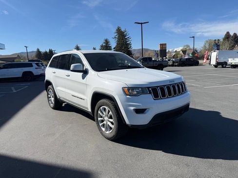 Used 2021 Jeep Grand Cherokee Laredo AWD/4WD image 2