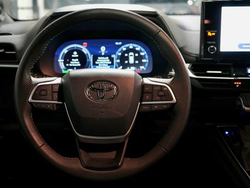 Used 2025 Toyota Sienna XLE Woodland Edition image 17