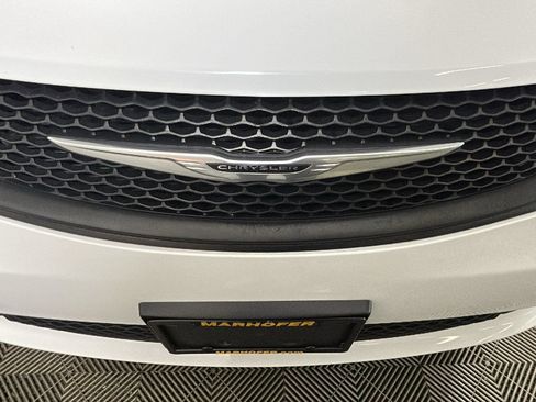 Used 2023 Chrysler Voyager LX FWD image 9