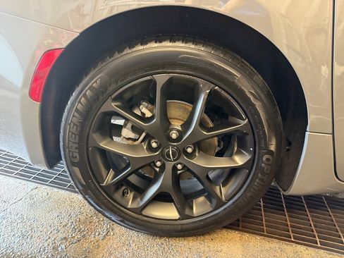 Used 2025 Chrysler Pacifica Limited FWD image 27