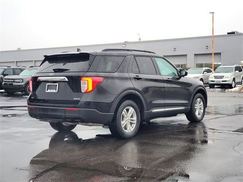 Used 2023 Ford Explorer XLT image 3