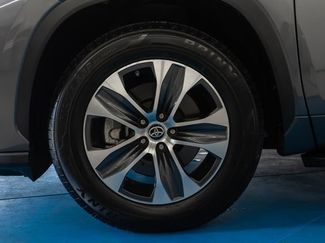 Used 2023 Toyota Highlander XLE FWD video 2