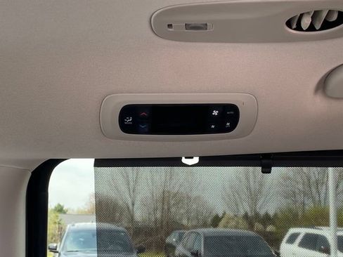 Used 2024 Chrysler Pacifica Touring-L FWD image 17