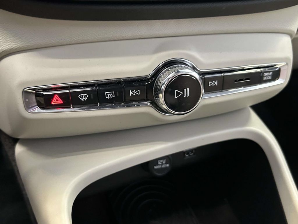Used 2019 Volvo XC40 T5 Momentum AWD/4WD image 24