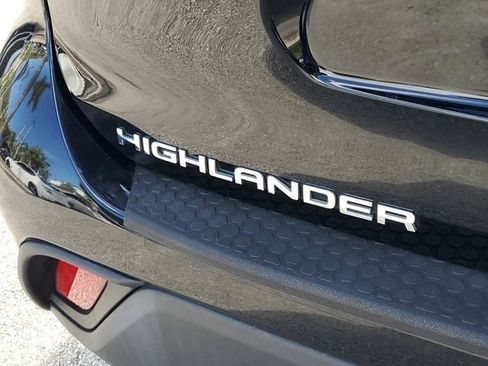 Used 2023 Toyota Highlander XLE image 7