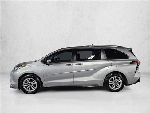 Used 2022 Toyota Sienna Limited FWD image 9