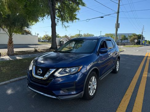 Used 2017 Nissan Rogue SV FWD image 1