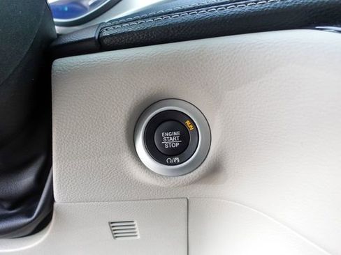 Used 2024 Chrysler Pacifica Select image 17