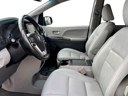 Used 2016 Toyota Sienna XLE image 19