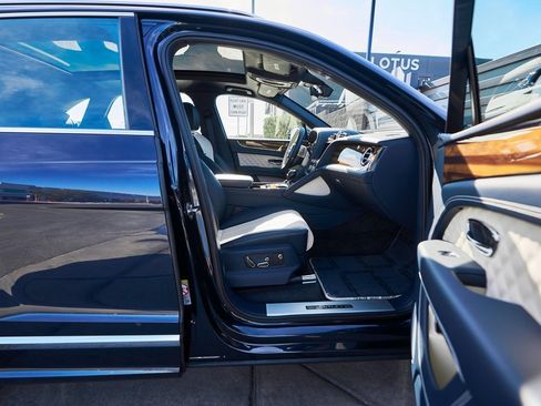 Used 2021 Bentley Bentayga image 22