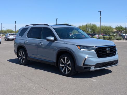 Used 2025 Honda Pilot Touring image 7