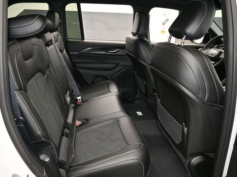 Used 2025 Jeep Grand Cherokee Altitude image 35