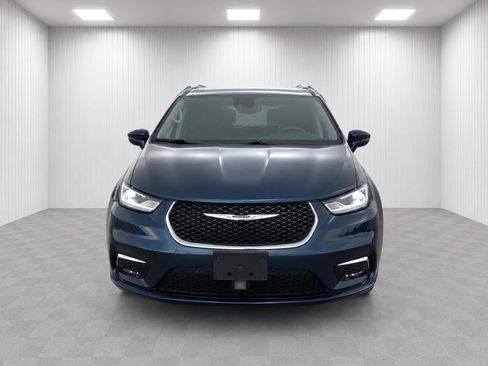 Used 2023 Chrysler Pacifica Touring-L FWD image 9
