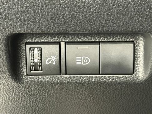 Used 2025 Toyota RAV4 XLE FWD image 29