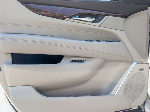 Used 2015 Cadillac Escalade Luxury image 12
