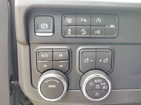 Used 2025 Chevrolet Suburban Z71 AWD/4WD image 25