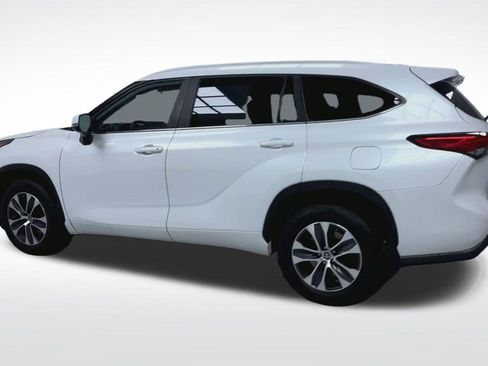 Used 2023 Toyota Highlander XLE AWD/4WD image 25