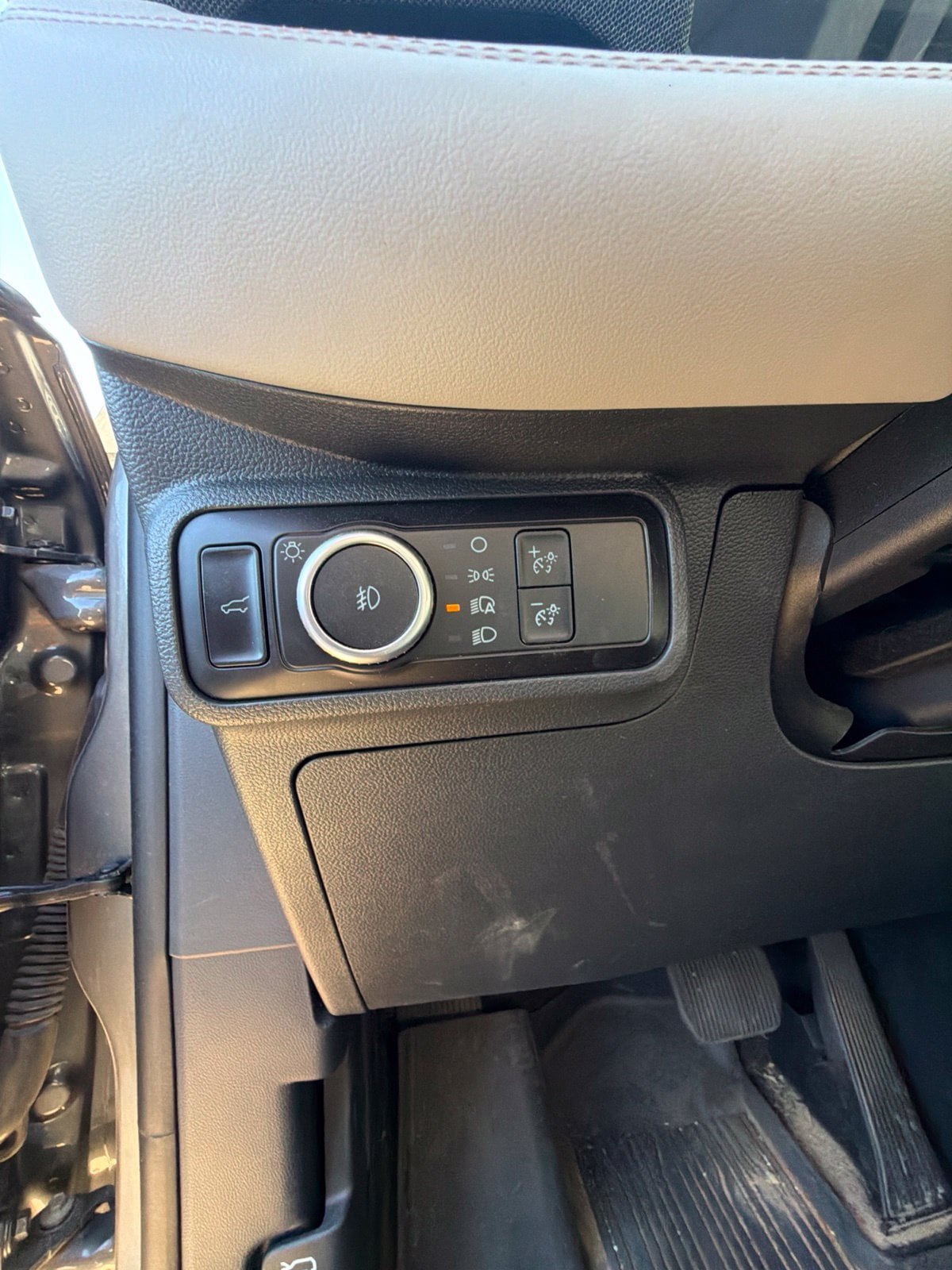 Used 2025 Ford Explorer Active w/ Active Comfort Package RWD image 10