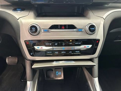 Used 2023 Ford Explorer XLT w/ Equipment Group 202A AWD/4WD image 33