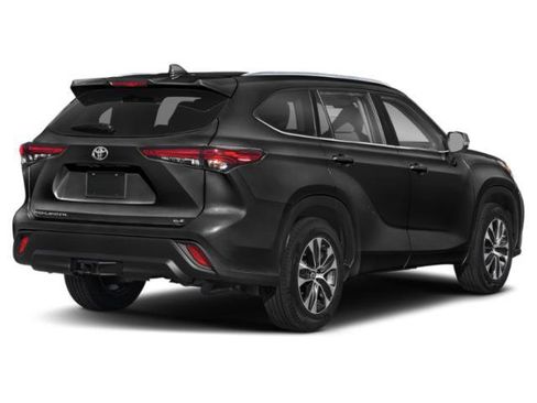 Used 2022 Toyota Highlander XLE AWD/4WD image 2