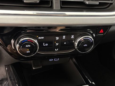 Used 2025 Chevrolet Trax LT FWD image 34