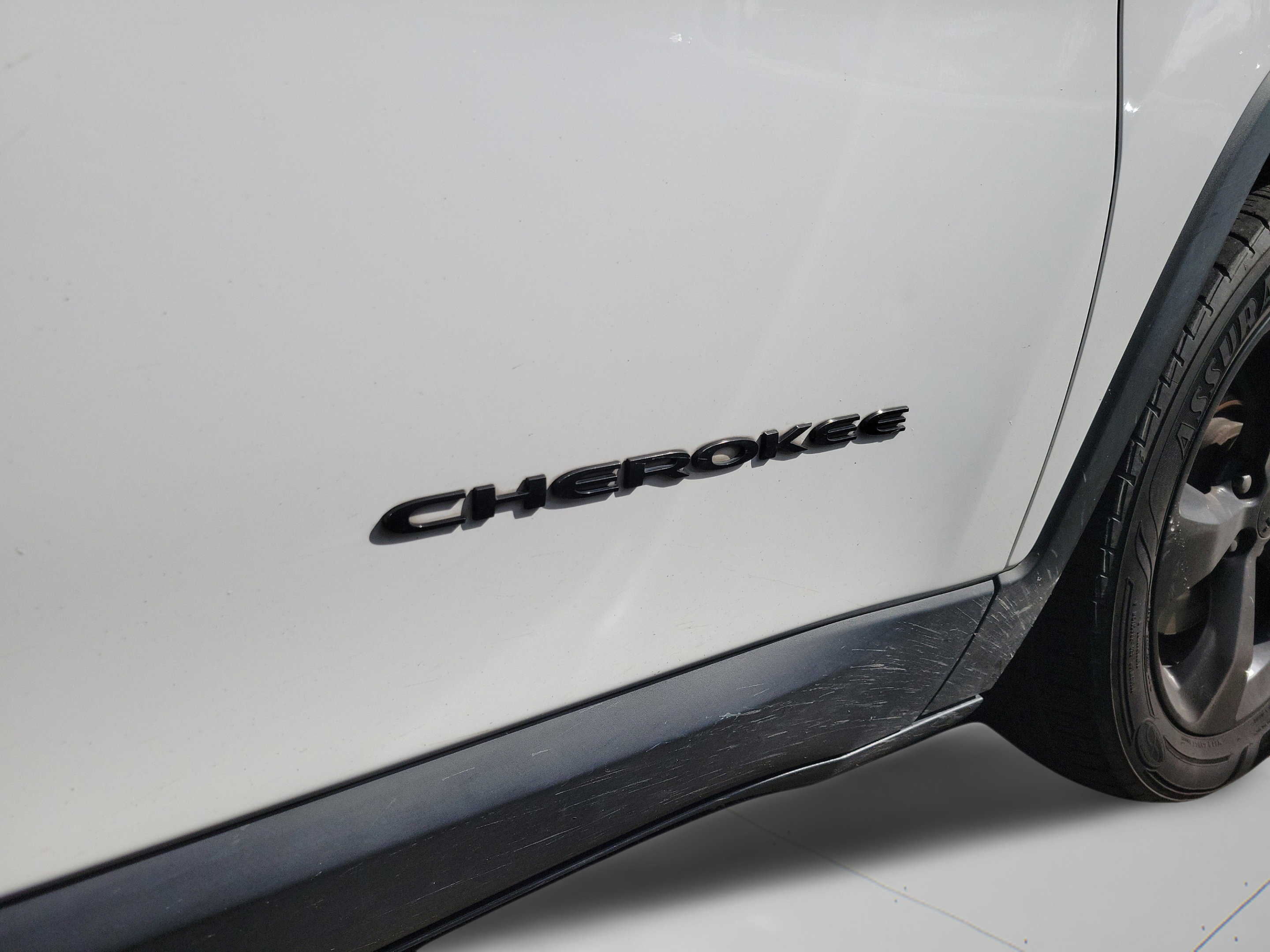 Used 2018 Jeep Cherokee Limited w/ Technology Group FWD image 30