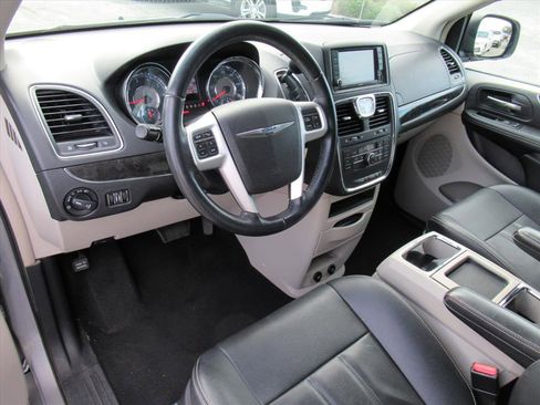 Used 2016 Chrysler Town & Country Touring image 14