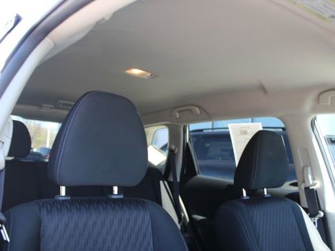 Used 2018 Nissan Rogue SV AWD/4WD image 33