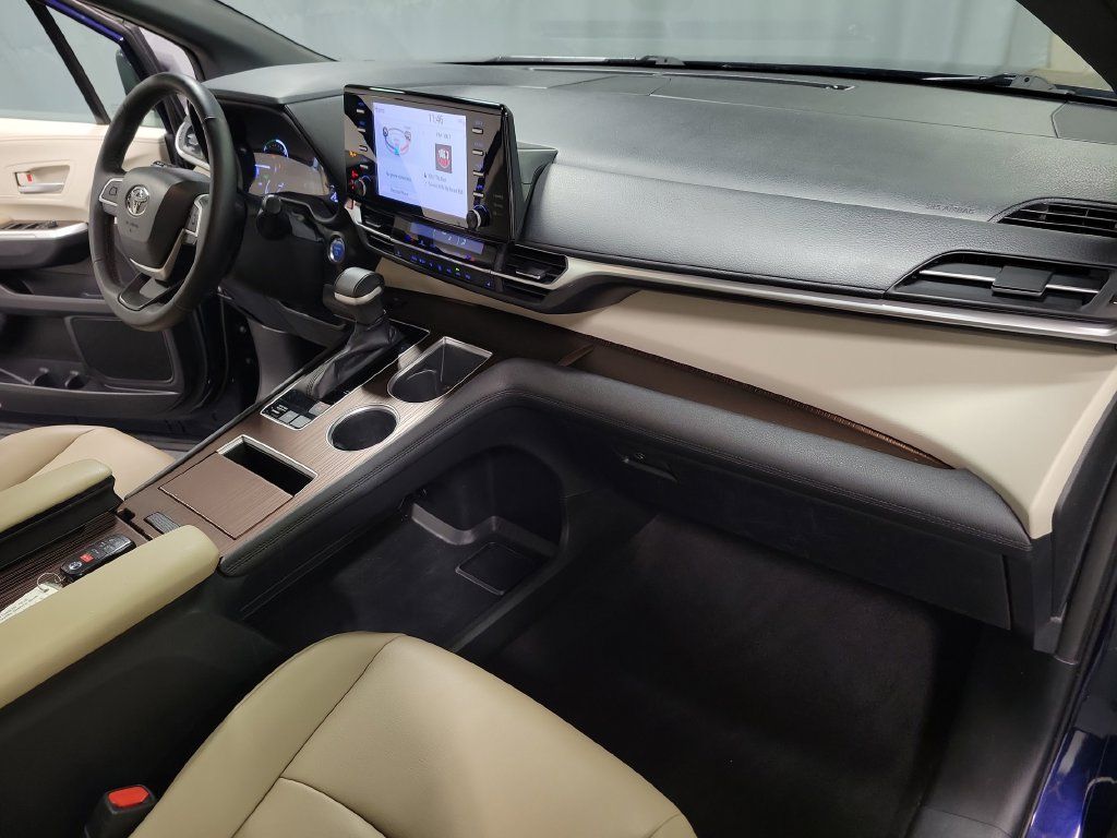 Used 2022 Toyota Sienna XLE FWD image 39