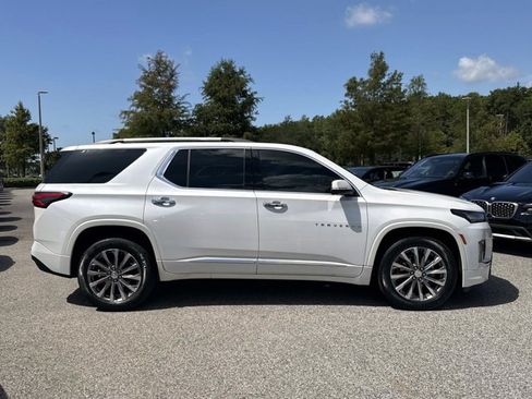 Used 2023 Chevrolet Traverse Premier FWD image 2