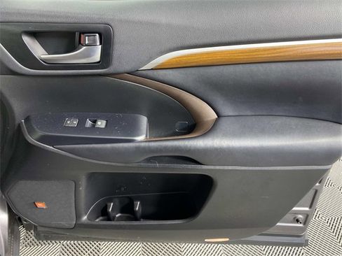 Used 2019 Toyota Highlander Limited Platinum image 28