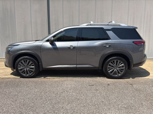 Used 2025 Nissan Pathfinder SL w/ SL Premium Package FWD image 6