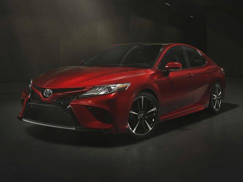 Used 2018 Toyota Camry SE FWD image 1