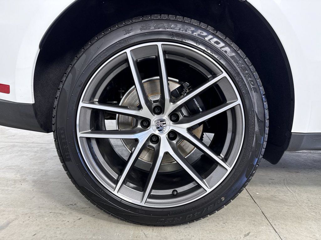 Certified 2025 Porsche Macan AWD/4WD image 16