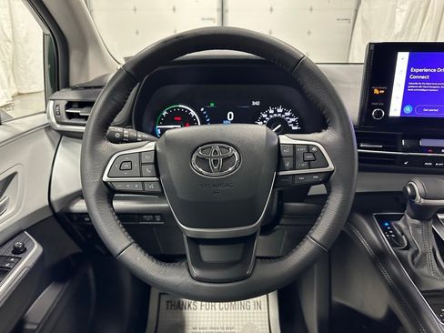 Used 2025 Toyota Sienna XLE image 19